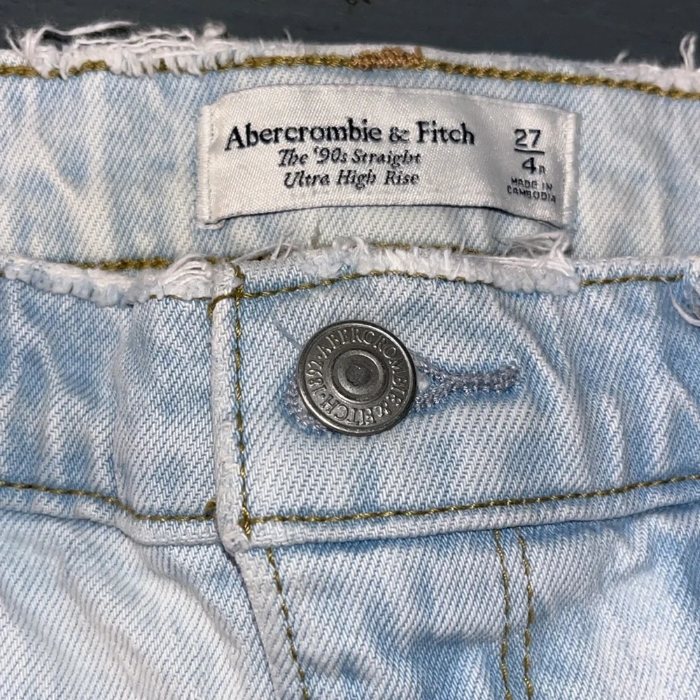 Abercrombie & Fitch Ultra High Rise 90s Straight Jeans 27/4R Destroy Distressed